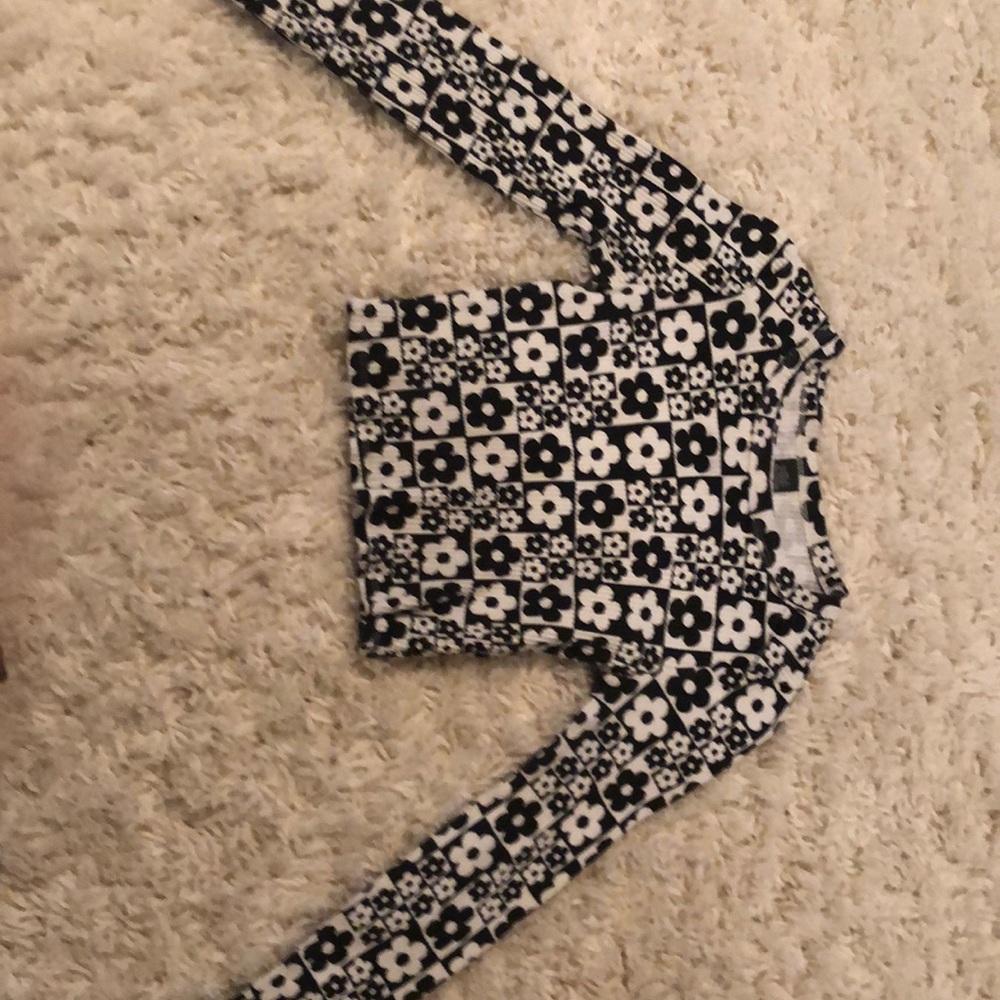 Wild fable Black and white flower print long sleeve crop top